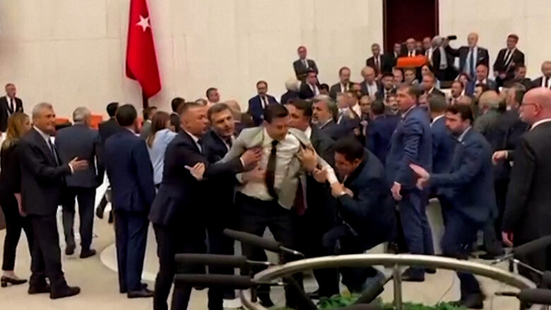 Ligjvënësit përleshen në parlamentin turk, shkak ndalimi i kryebashkiakut pro-kurd