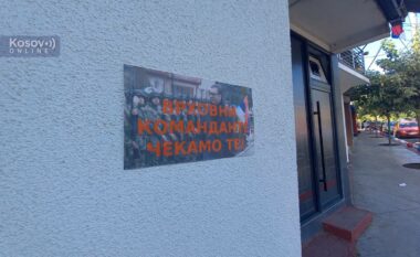 Posterat me fotografinë e Vuçiqit në veri, policia hap rast për nxitje të urrejtjes