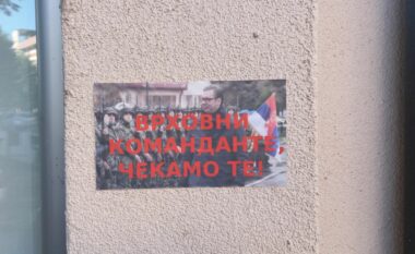 "Komandant Suprem, ju presim" - në veri shfaqen posterë të Vuçiqit