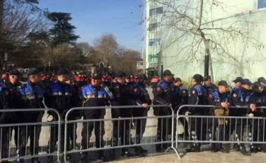 Opozita pritet të mbajë protestë në Tiranë, rreth 400 policë rrethojnë Kuvendin