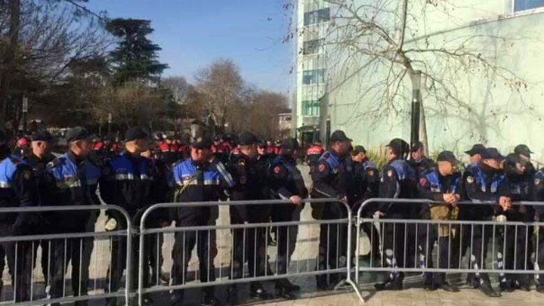Opozita pritet të mbajë protestë në Tiranë, rreth 400 policë rrethojnë Kuvendin