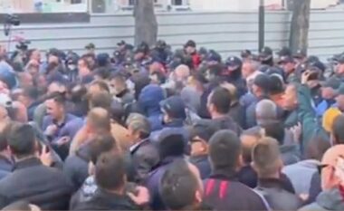 Tensionohet protesta në Tiranë, qytetarët përleshen me policinë, tentojnë të çajnë kordonin