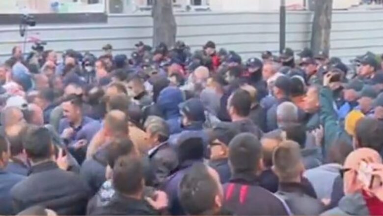 Tensionohet protesta në Tiranë, qytetarët përleshen me policinë, tentojnë të çajnë kordonin