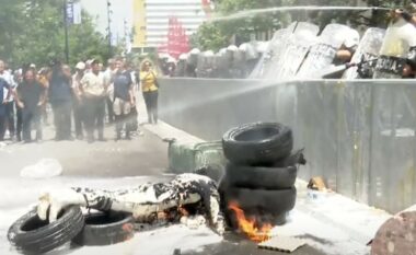 Tensione para Bashkisë së Tiranës, protestuesit djegin goma dhe përplasen me policinë