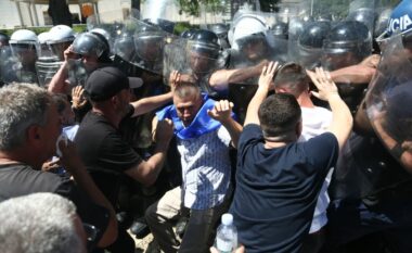 Protestuesi thyen kordonin e policisë para Kuvendit të Shqipërisë, nxirret jashtë nga drejtori i Policisë së Tiranës