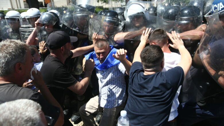 Protestuesi thyen kordonin e policisë para Kuvendit të Shqipërisë, nxirret jashtë nga drejtori i Policisë së Tiranës