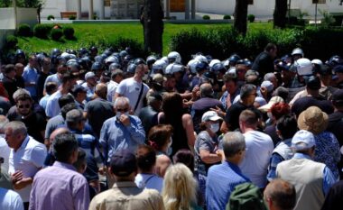 Mbyllet pas më shumë se dy orësh protesta e opozitës në Tiranë, largohen protestuesit