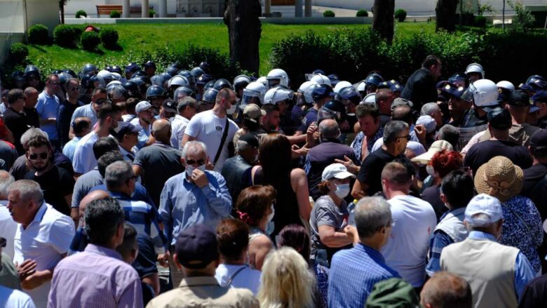 Mbyllet pas më shumë se dy orësh protesta e opozitës në Tiranë, largohen protestuesit