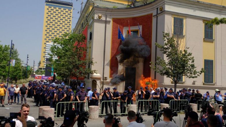 Temperaturat e larta nuk e pengojnë protestën e opozitës para bashkisë së Tiranës