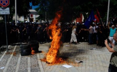 Përshkallëzohet protesta para Kuvendit të Shqipërisë, opozita e rrethon me goma dhe u vë zjarrin