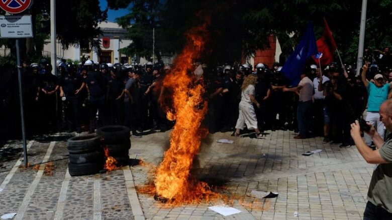 Përshkallëzohet protesta para Kuvendit të Shqipërisë, opozita e rrethon me goma dhe u vë zjarrin