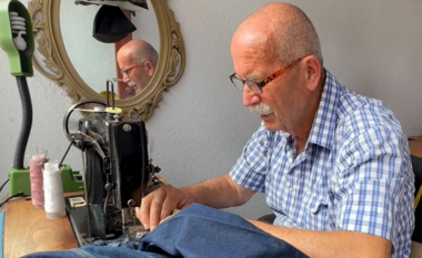 Njihuni me 77-vjeçarin, rrobaqepësin më të vjetër të Pejës që ende punon me përkushtim