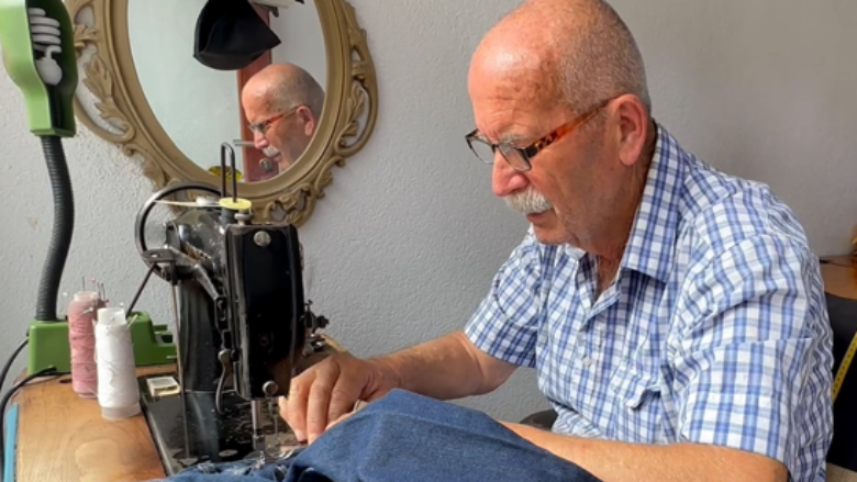Njihuni me 77-vjeçarin, rrobaqepësin më të vjetër të Pejës që ende punon me përkushtim