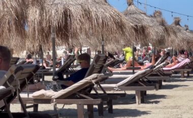 Turistët “pushtojnë” Durrësin, interes jo vetëm për plazhin por edhe për munomentet historike