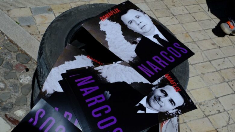 Protestuesit me gjetje interesante, pankartat me shkrimin “Narcos nga Ramaflix” tërheq vëmendjen