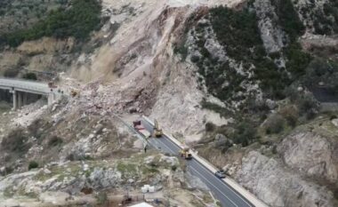 Rrëshqitje masive gurësh në Rrugën e Arbrit, bllokohet rruga në afërsi të Tiranës