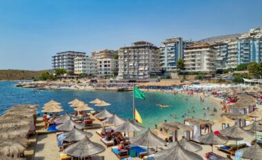 Turistët mbushin Sarandën, çmimet më të lira i orientojnë drejt plazheve publike