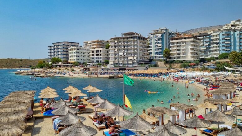 Turistët mbushin Sarandën, çmimet më të lira i orientojnë drejt plazheve publike