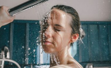 Problemet shëndetësore që mund të vijnë nga koka e dushit