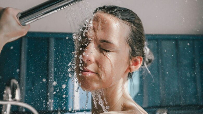Problemet shëndetësore që mund të vijnë nga koka e dushit