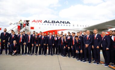 Kombëtarja e Shqipërisë zbarkon në Gjermani, pritet nga fëmijë shqiptarë që jetojnë në këtë vend