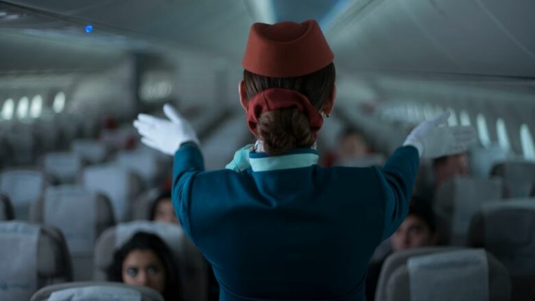 Stjuardesa u përpoq të kontrabandojë gati një kilogram ar – mundohuni të hamendësoni se ku e ka fshehur