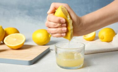 Truku për shtrydhjen e limonit që ngazëllen të gjithë: Asnjë prerje me thikë, pa i ndotur duart
