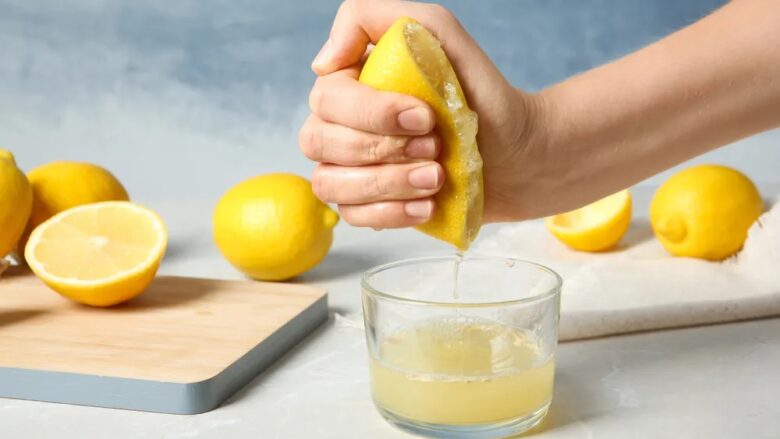 Truku për shtrydhjen e limonit që ngazëllen të gjithë: Asnjë prerje me thikë, pa i ndotur duart