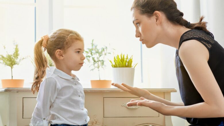 Tre gabime që ju pengojnë të jeni prindër të qetë, sipas një psikologu