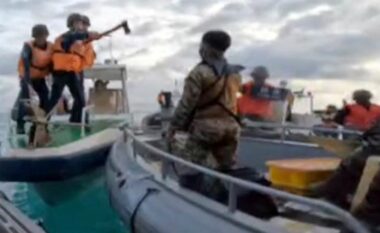 Me ‘duar të zbrazëta’, ushtarët filipinas luftuan kundër rojës bregdetare kineze ‘të armatosur’ - pamje të incidentit në Detin e diskutueshëm të Kinës Jugore