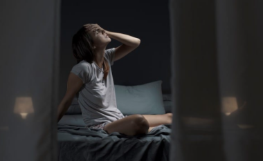 Si të flemë më mirë në mot të nxehtë, sipas ekspertëve të gjumit