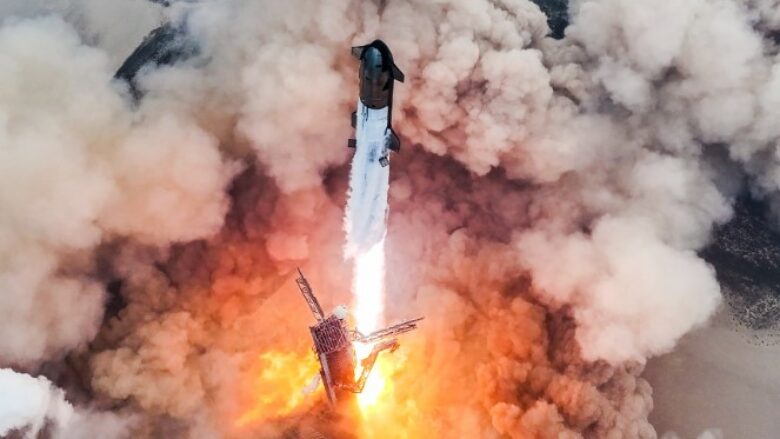 Moment historik: Starship i Elon Musk u ul me sukses në Tokë pas një fluturimi në hapësirë