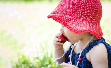 Futja e dredhëzave në ushqimin e fëmijës: Kur mund t’i hajë, sa dhe cilat janë shenjat e një reaksioni alergjik