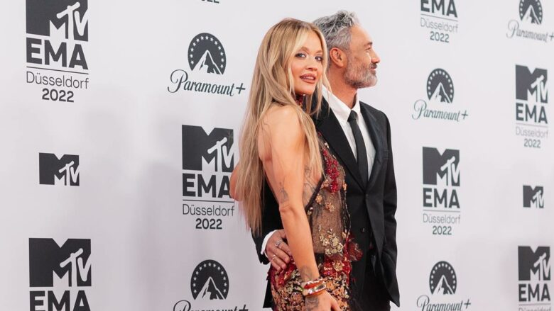 Rita Ora thotë se shumë nga shoqet e saj janë xheloze për burrin e saj, Taika Waititi