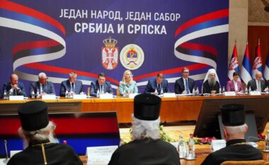 “Kuvendi gjithëserb”, analistët në Beograd thonë se Serbia po promovon nacionalizimin e viteve ’90-ta