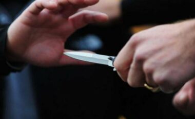 Nën kërcenimin e thikës, një person i maskuar tenton të kryej grabitje në Gjilan