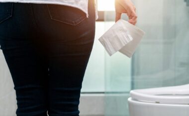 Ekspertja paralajmëron tre gabime që bëni gjatë urinimit duke rrezikuar shëndetin tuaj