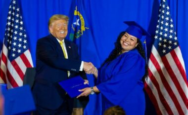Premtimi elektoral i Trumpit: Green Card për të gjithë të huajt që diplomohen në SHBA