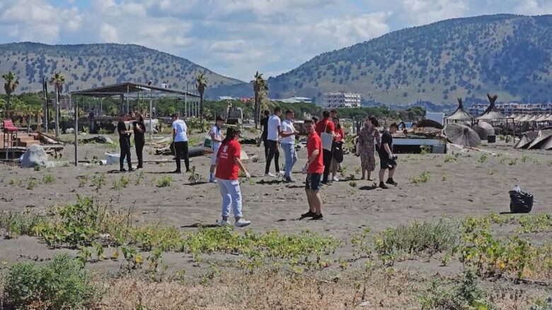 Të rinjtë e Shkodrës pastrojnë vullnetarisht plazhin e Velipojës