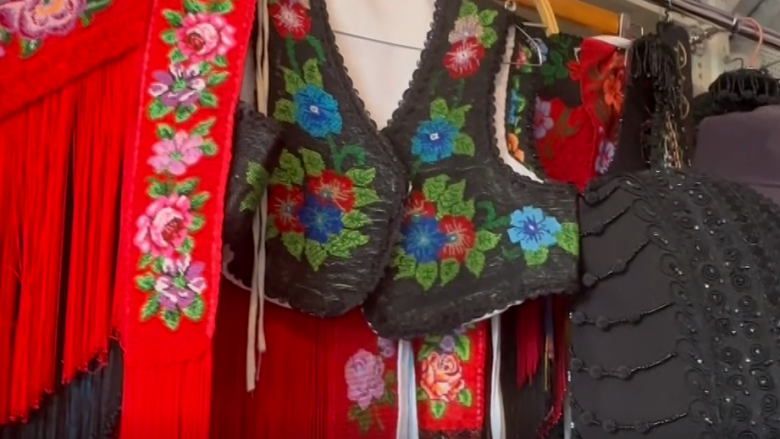 Rrobaqepësja Cukaj e cila i punon që 35 vjet veshjet tradicionale rugovase: Po kërkohen në të gjithë vendin, kanë rreth 110 pjesë