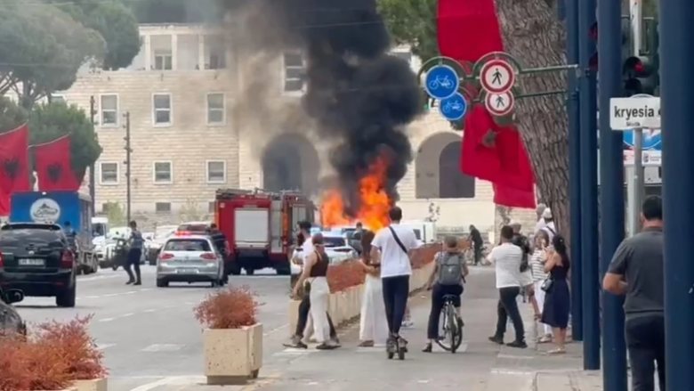 Një veturë përfshihet nga flakët në bulevardin “Dëshmorët e Kombit” në Tiranë