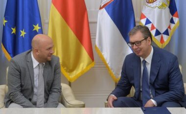 Vuçiq bisedon me Sarrazinin për marrëveshjet e “pazbatuara” mes Kosovës dhe Serbisë