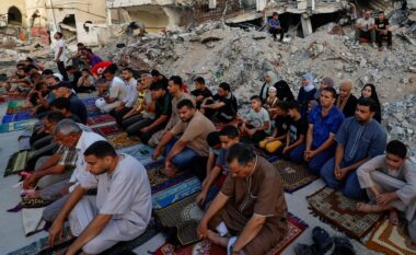 Palestinezët falin Bajramin në rrënojat e xhamisë së shkatërruar në Khan Younis