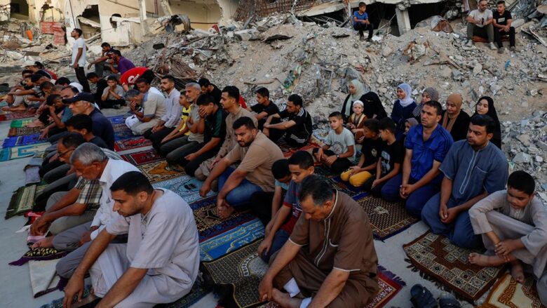 Palestinezët falin Bajramin në rrënojat e xhamisë së shkatërruar në Khan Younis