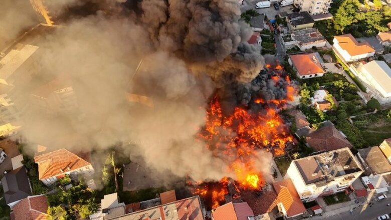 Zjarri i përmasave të mëdha në Shkodër, asfiksohet banori dhe 2 zjarrfikës