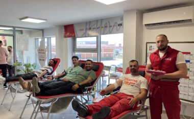 Punonjësit e Coca-Cola HBC Kosovë dhurojnë gjak: Çdo pikë gjaku e ka fuqinë që të shpëtojë jetë