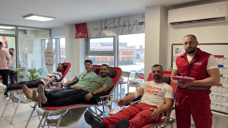 Punonjësit e Coca-Cola HBC Kosovë dhurojnë gjak: Çdo pikë gjaku e ka fuqinë që të shpëtojë jetë