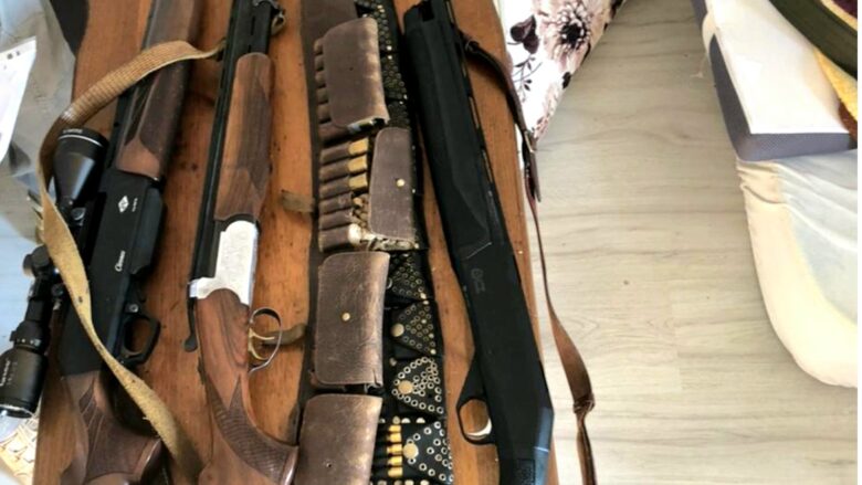 Policia arreston një person në Prishtinë, sekuestron armë dhe municion në shtëpinë e tij