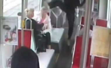 E godet me tërë forcën me shqelm në kokë pensionisten në tramvaj, kamerat e sigurisë kapin momentin rrëqethës – policia gjermane në kërkim të dyshuarit