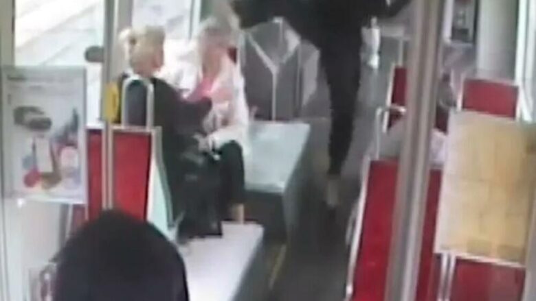 E godet me tërë forcën me shqelm në kokë pensionisten në tramvaj, kamerat e sigurisë kapin momentin rrëqethës – policia gjermane në kërkim të dyshuarit